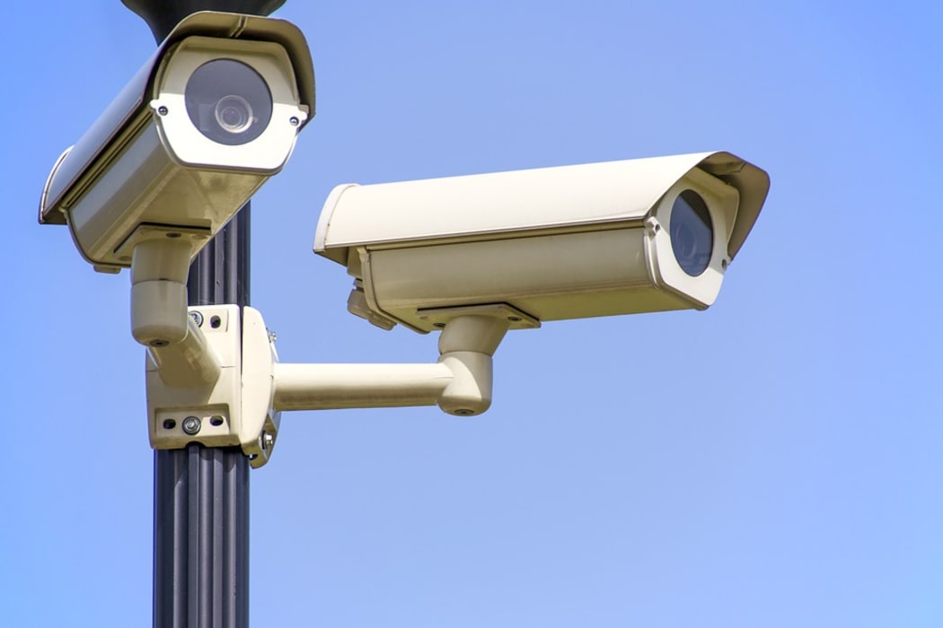 How does a wireless surveillance camera work